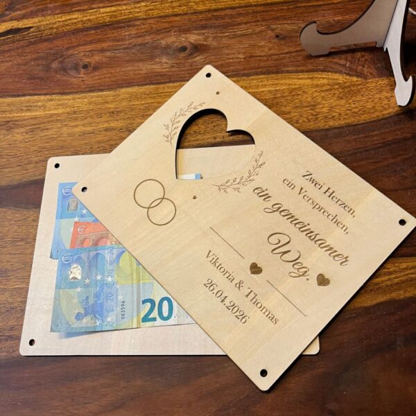 Zwei Herzen Platten mit Geld
